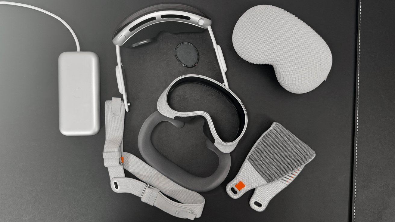 Apple Vision Pro с аксессуарами, разбросанными по столу