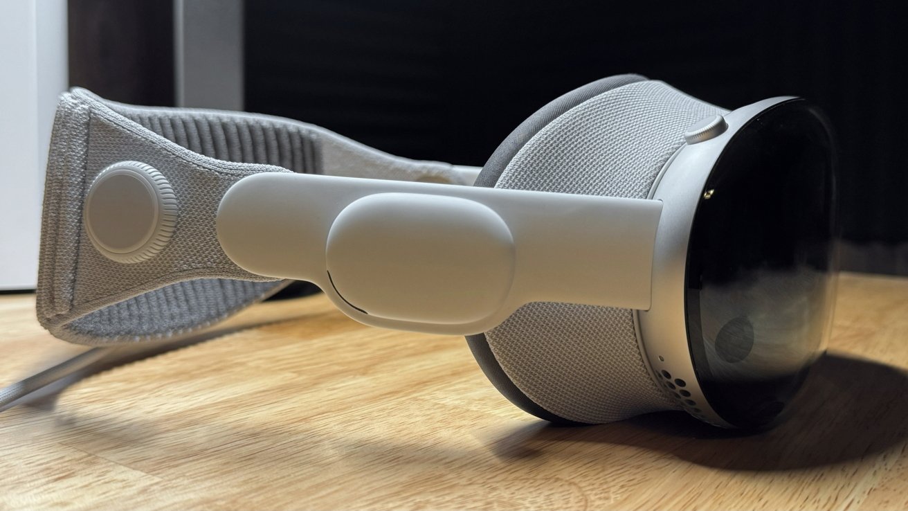 Apple Vision Pro на столе справа