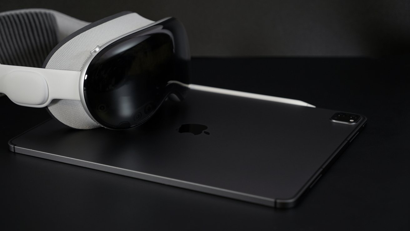 Apple Vision Pro лежит на iPad Pro лицевой стороной вниз