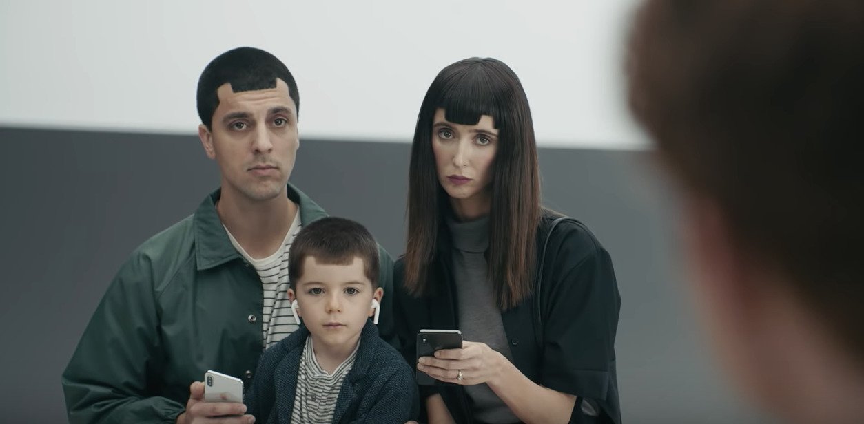 Семья с прическами, напоминающими вырез iPhone X