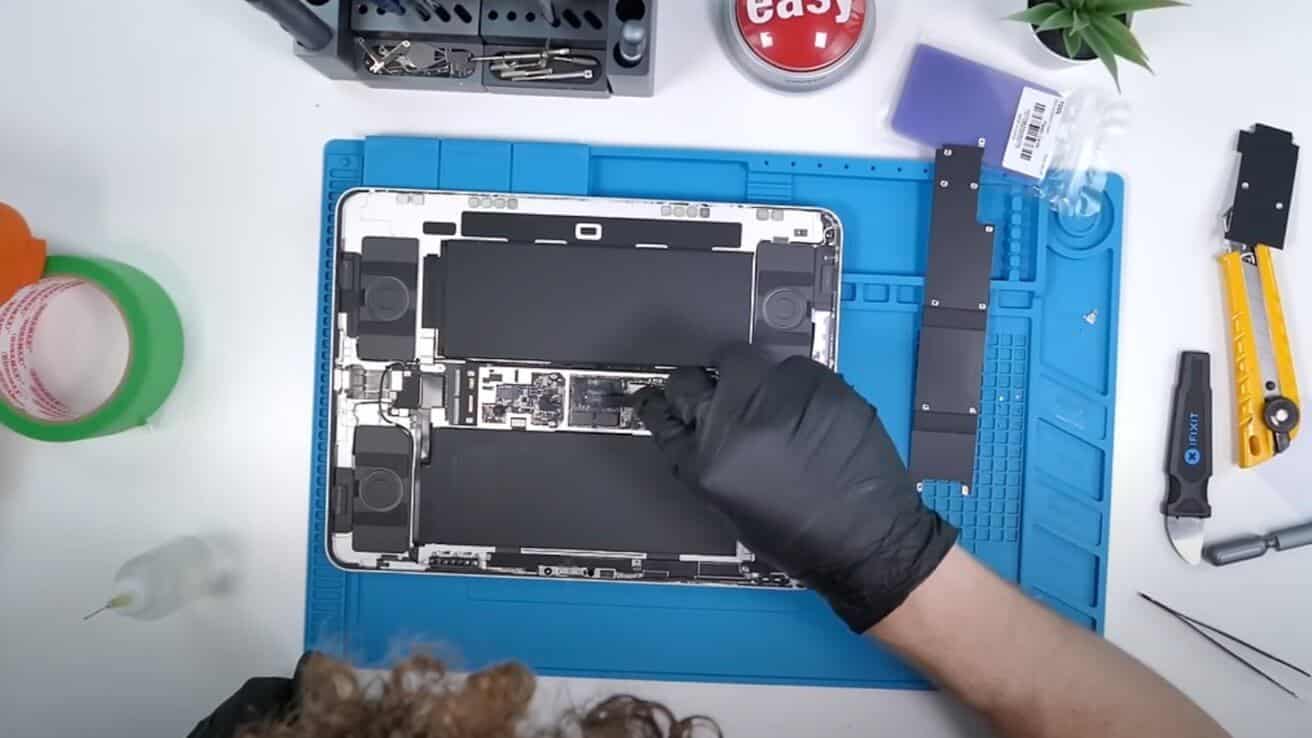 При разборе iPad Pro M4 обнаружены легко поддающиеся ремонту внутренние компоненты