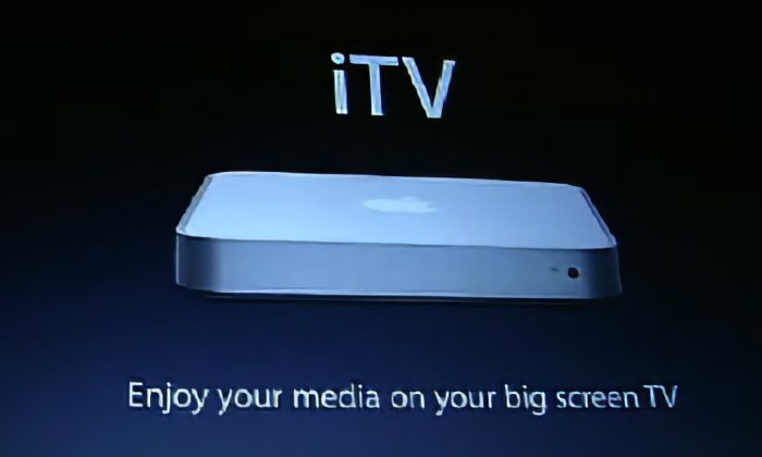 Приставка Apple TV с надписью iTV над ней и надписью «Наслаждайтесь мультимедиа на большом экране телевизора» ниже.