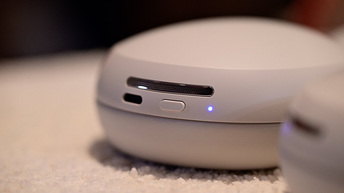 Крупный план кнопок на белой чашке наушников Sonos Ace