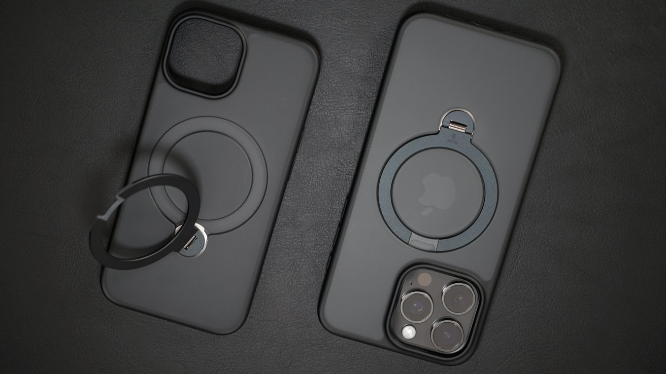 Два чехла Torras для iPhone лежат на черной кожаной поверхности, в одном кольцо раскрыто.