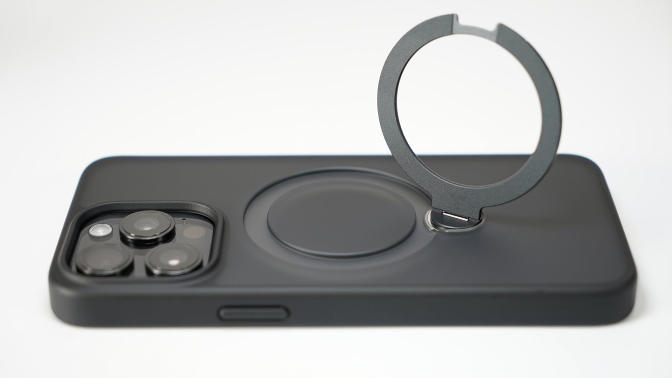 iPhone в чехле Torras лежит лицевой стороной вниз на белой столешнице.