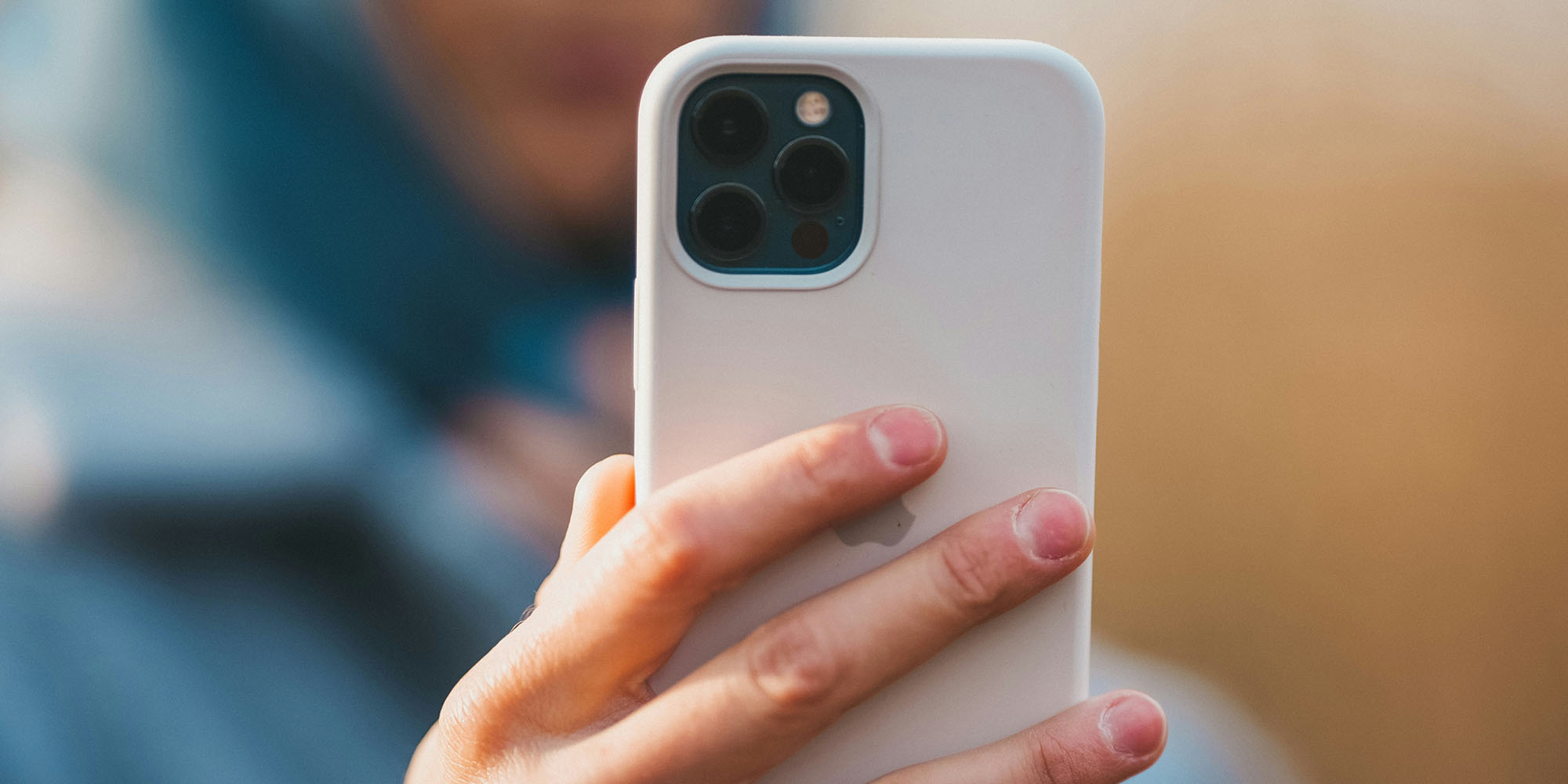 X Видеопространства | На фото изображен iPhone 12 Pro.
