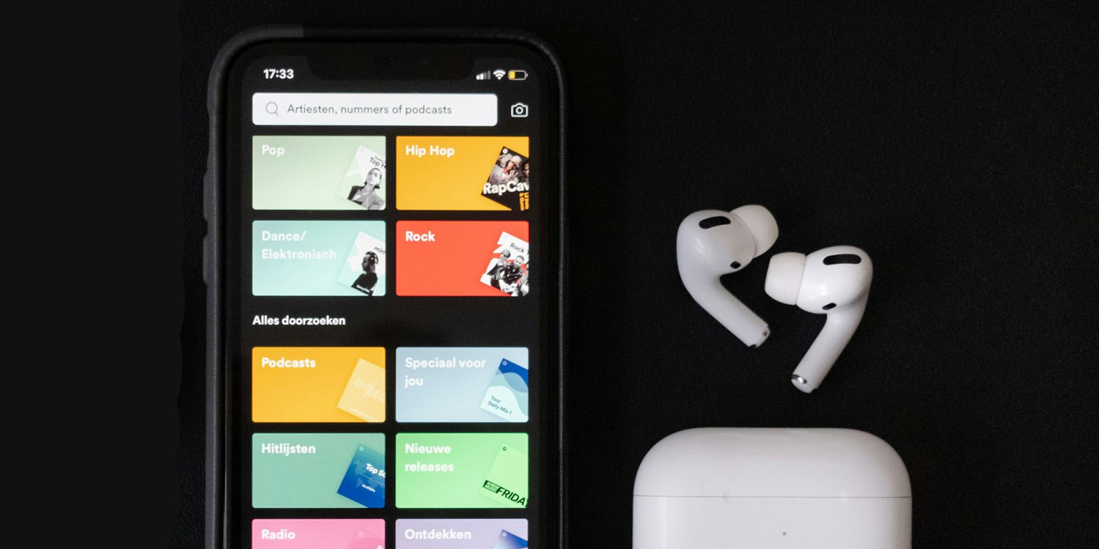 Apple оспаривает антимонопольный штраф на 2 миллиарда долларов |  Spotify на экране iPhone с AirPods