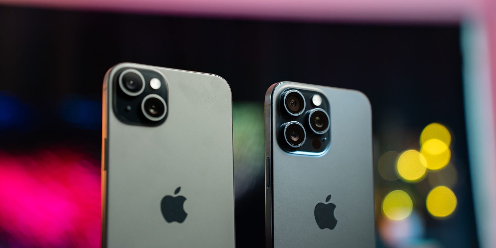 Значительное увеличение планов Apple по переносу производства из Китая |  Модели iPhone 15 на выставке