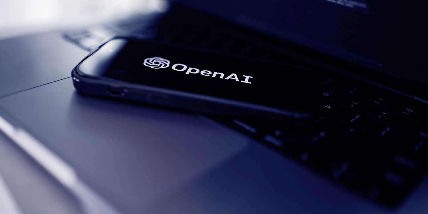 Обновлен ChatGPT для iOS | iPhone с логотипом OpenAI