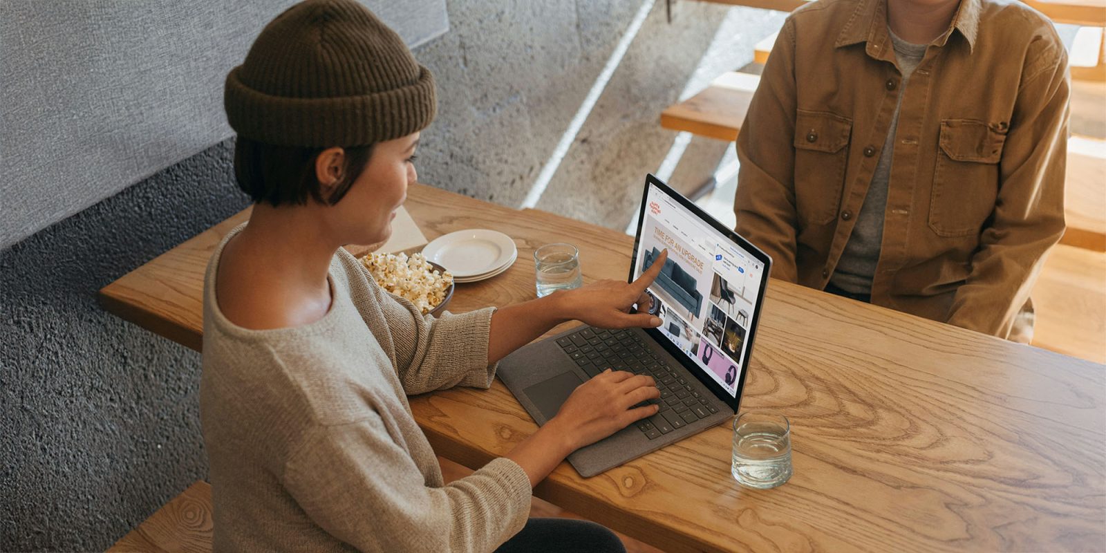 Компьютеры Mac с сенсорным экраном |  Женщина касается экрана ноутбука