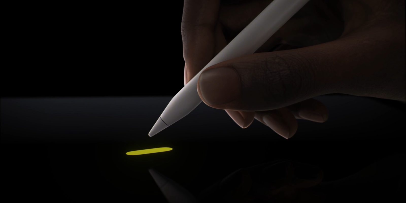 Apple Pencil Pro парит над iPad Pro