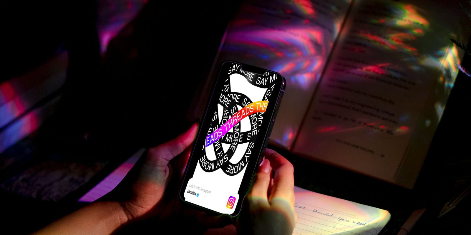 Кросс-постинг из Instagram в темы |  Приложение видно на экране iPhone