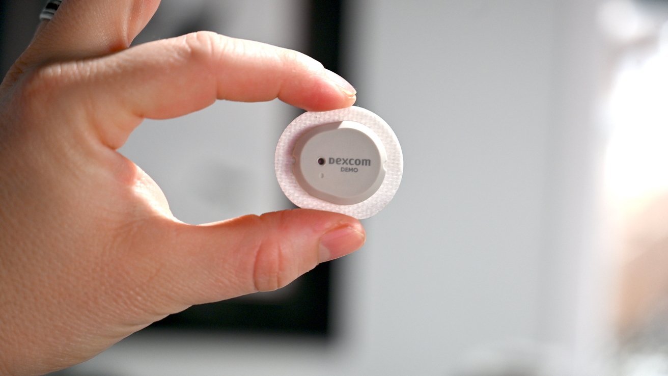 Держим Dexcom G7 в руке перед тем, как надеть его