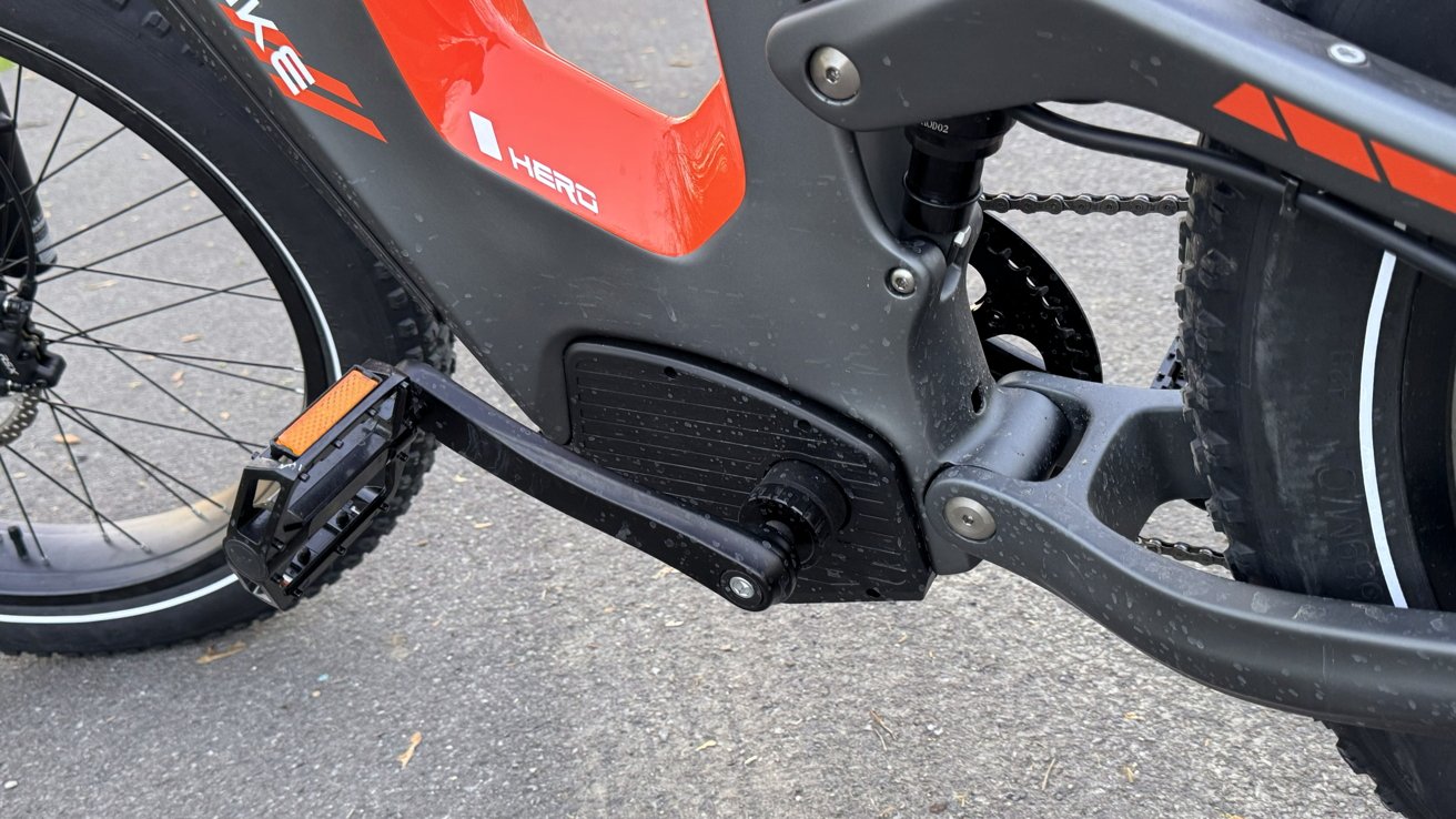 Фотография педалей Heybike Hero крупным планом.  Видны брызги от воды.