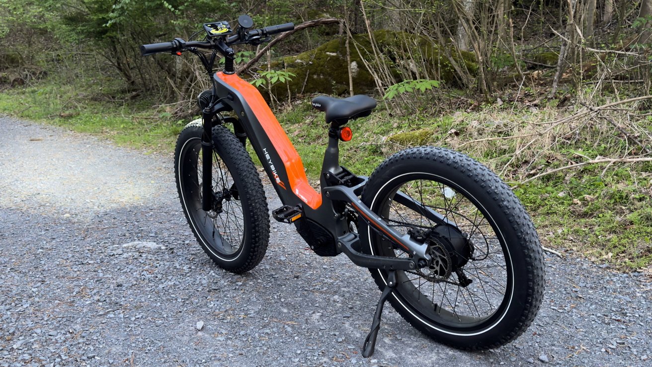 Вид сзади на Heybike Hero на гравийной тропе.