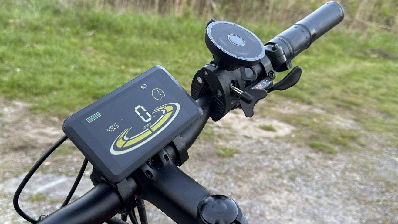 Вид на правую сторону руля Heybike Hero.  Видны рычаг переключения передач, крепление для iPhone и дисплей.