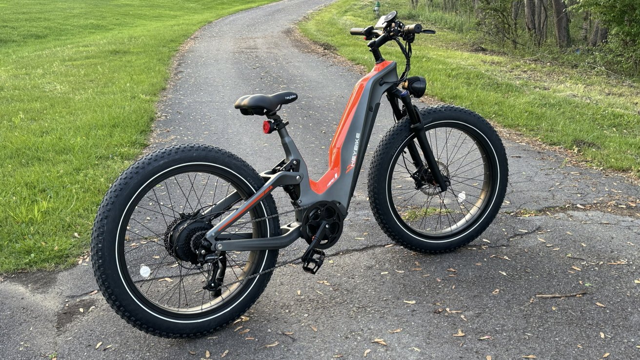 Heybike Hero на трассе под солнцем.