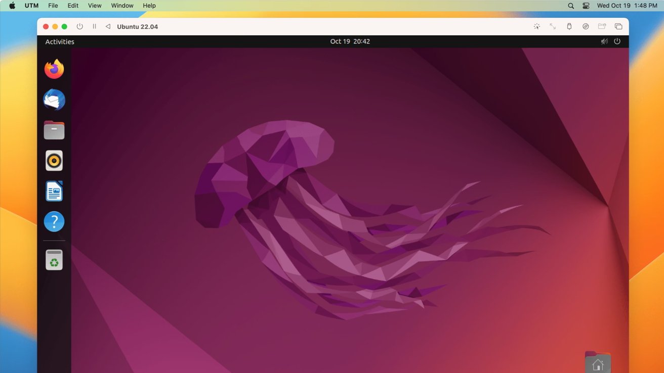Рабочий стол Ubuntu 22.04 с фиолетовыми низкополигональными обоями в виде медуз, док-станция слева со значками различных приложений.