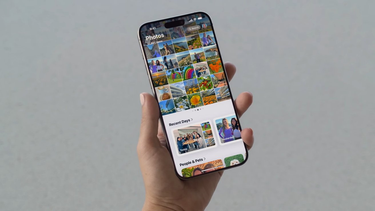 Приложение «Фотографии» на iPhone, который держится в руке