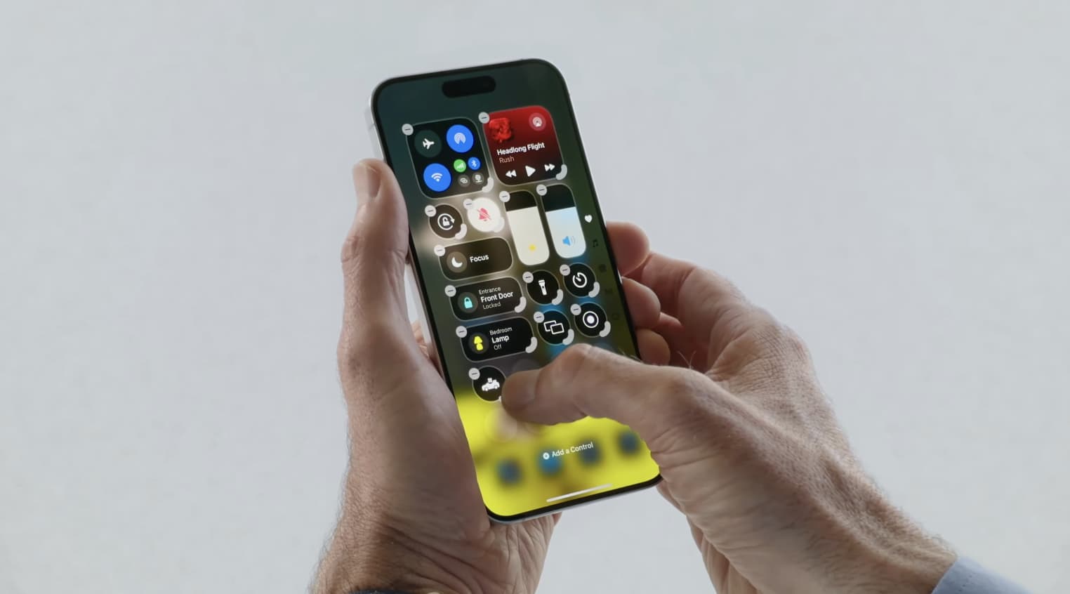используйте Центр управления iOS 18