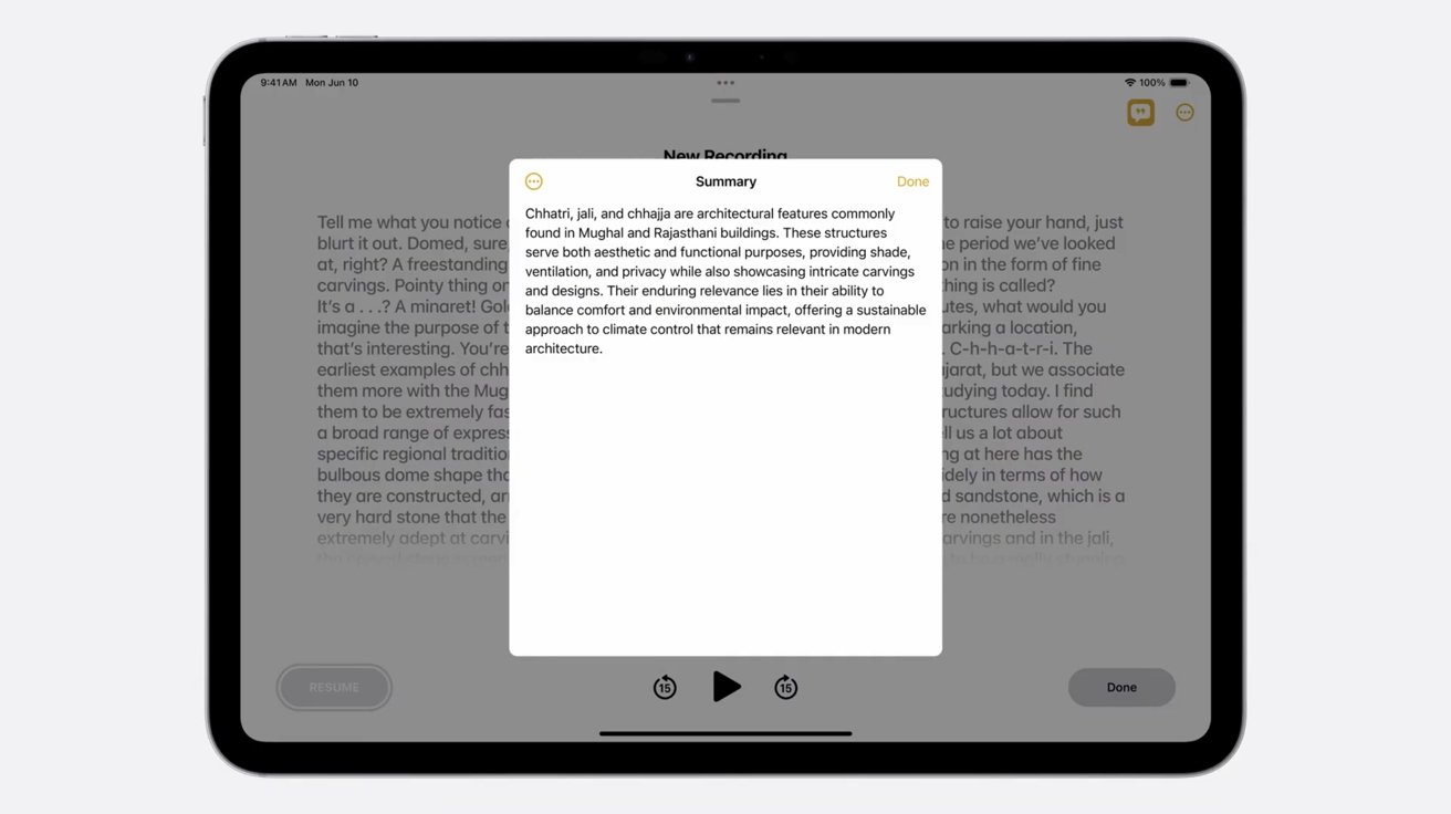 На iPad отображается приложение для заметок с текстом об архитектурных особенностях зданий Великих Моголов и Раджастана.  Кнопки «Воспроизвести» и «Готово» видны внизу.