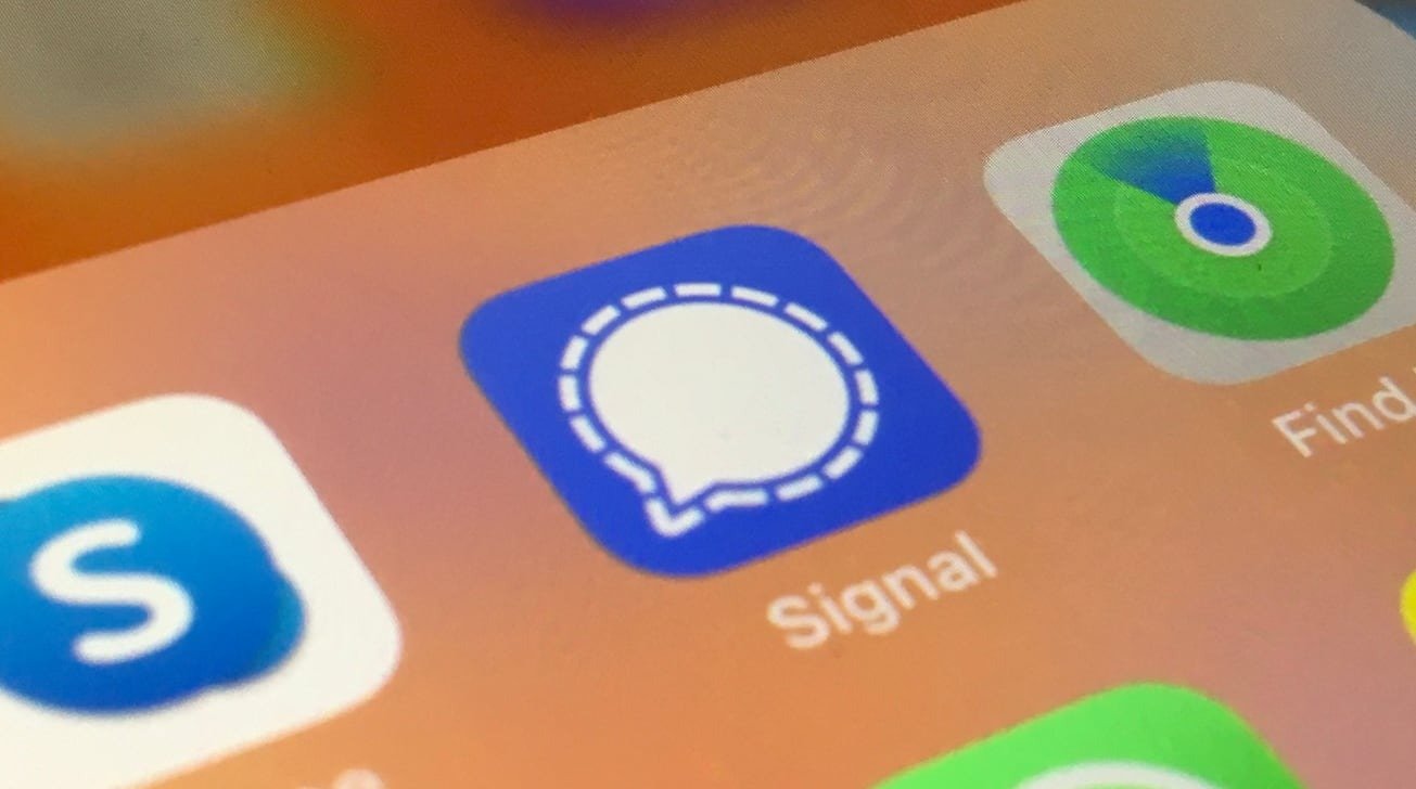 Крупный план экрана смартфона, на котором отображаются значки приложений Skype, Signal и Find My.