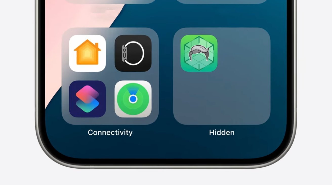 На главном экране iPhone показаны папки приложений с названиями «Подключение» и «Скрытые» со значками различных приложений, включая дом, часы и рыбку.