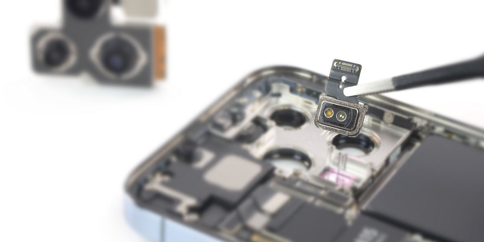 Фото: Разборка iPhone 13 Pro с пинцетом, удерживающим модуль камеры |  Apple попросила Foxconn досрочно нанять рабочих для сборки iPhone 14