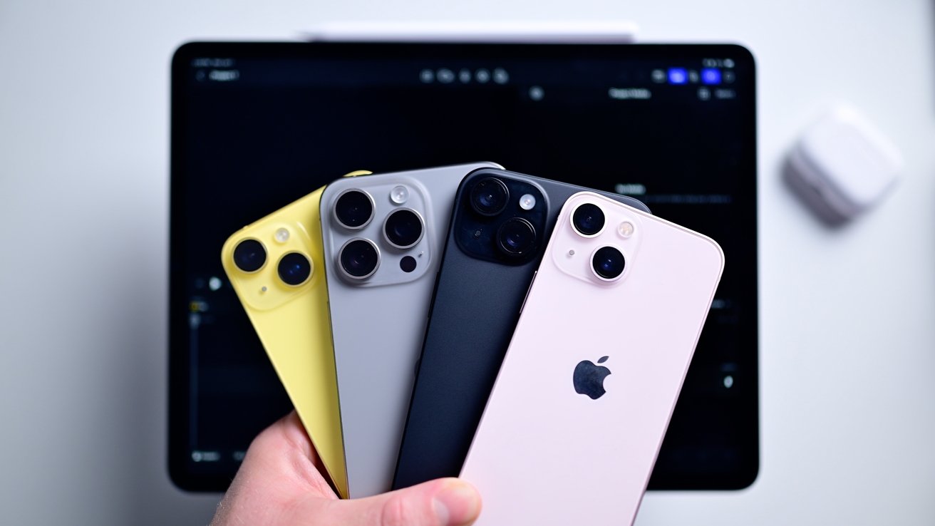 Четыре iPhone в одной руке, разведенные веером, чтобы продемонстрировать камеры, над iPad Pro с открытым Final Cut Pro