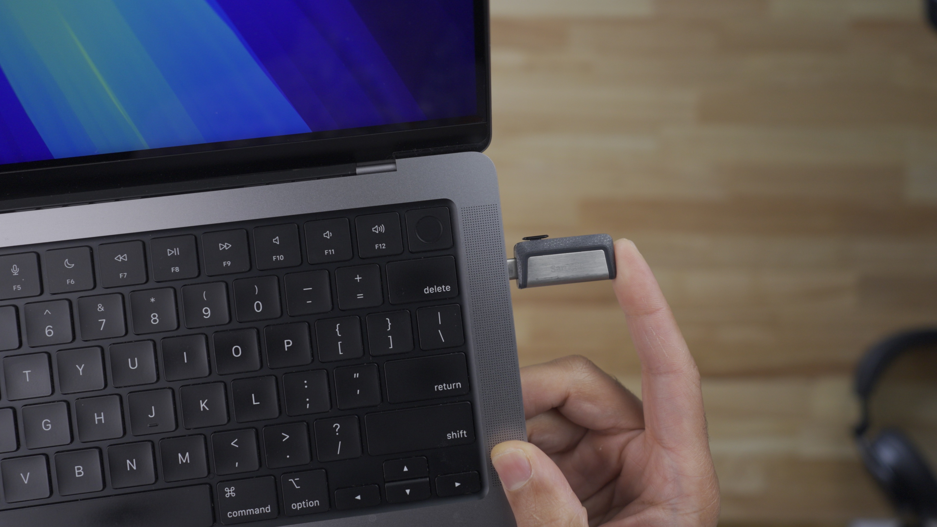 Подключение USB-накопителя для создания USB-установщика macOS Sequoia