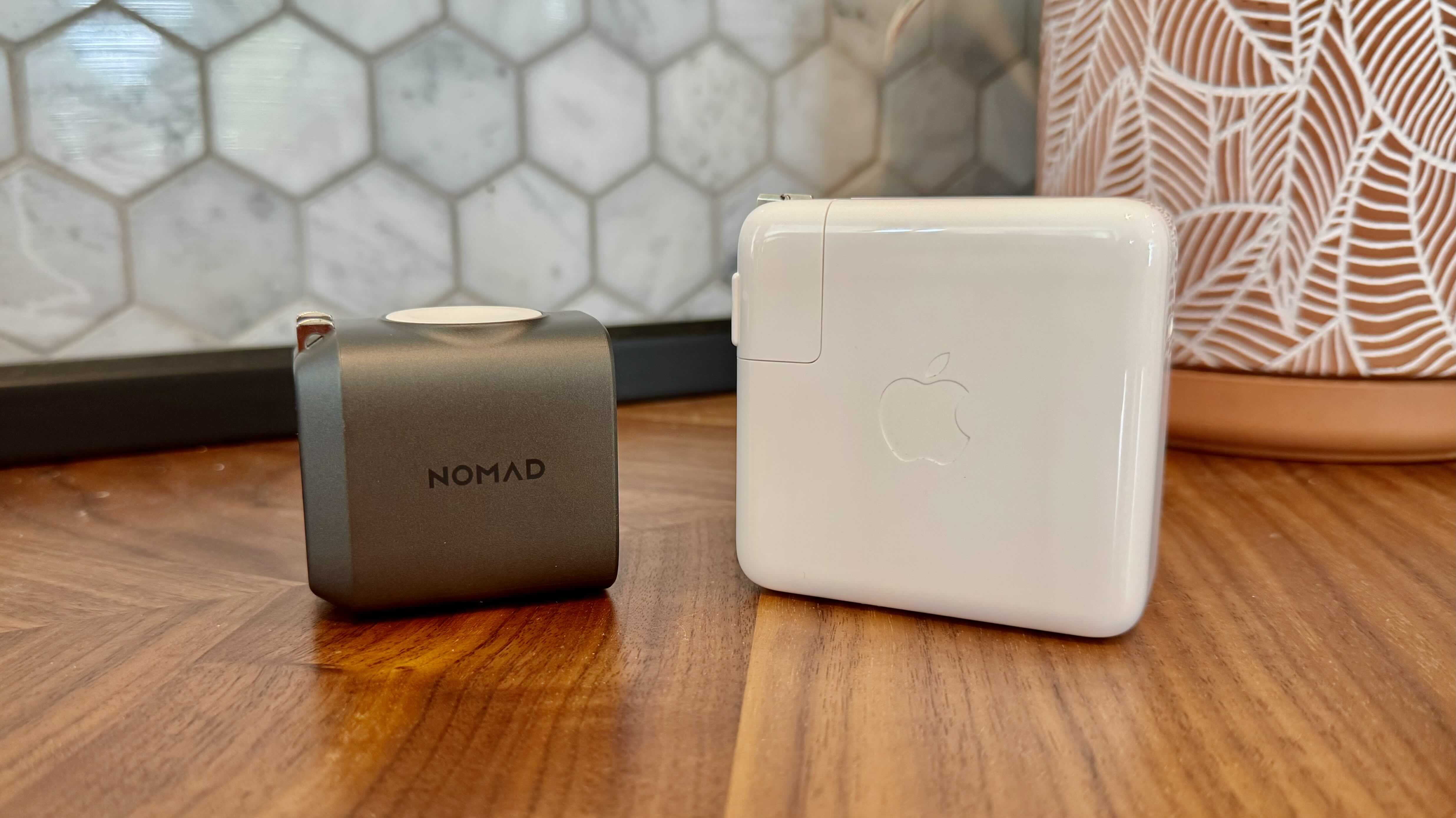 Адаптер питания Nomad 65 Вт Apple Watch Edition против зарядного устройства Apple