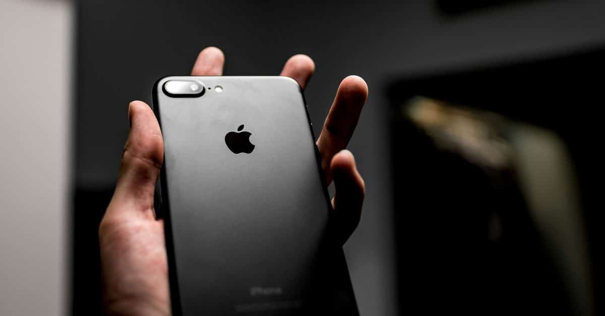 Пользователей iPhone в 98 странах предупредили об «атаках наемного шпионского ПО»
