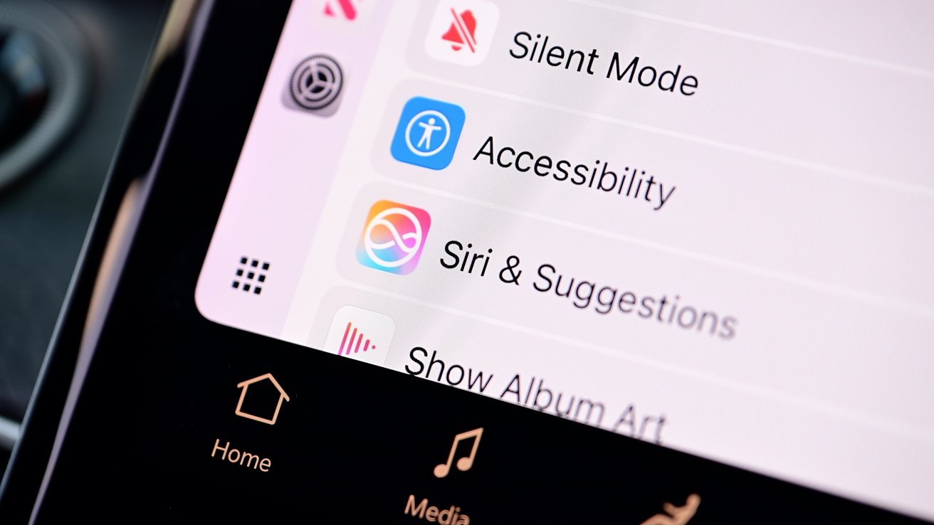 Новая иконка Siri в настройках CarPlay, которая имеет красочный и светлый фон с белым символом бесконечности посередине