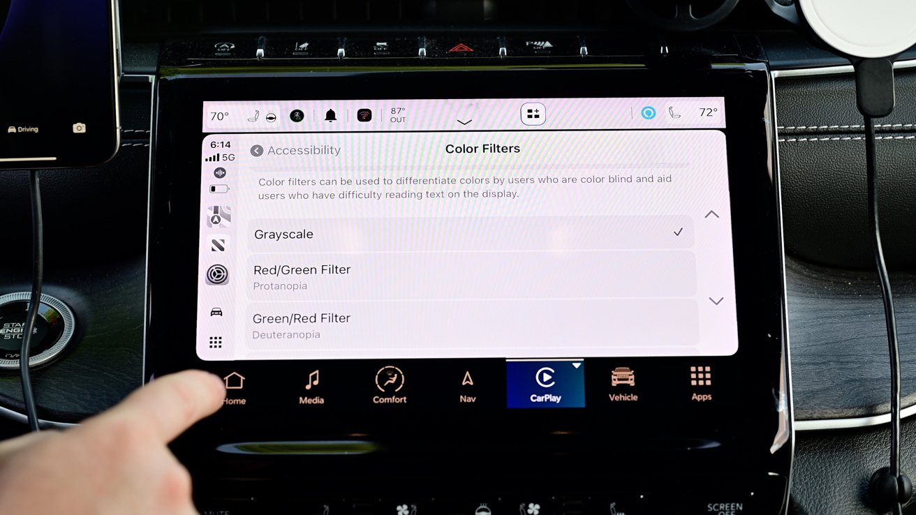 CarPlay с включенным фильтром оттенков серого, отображающим список параметров в настройках