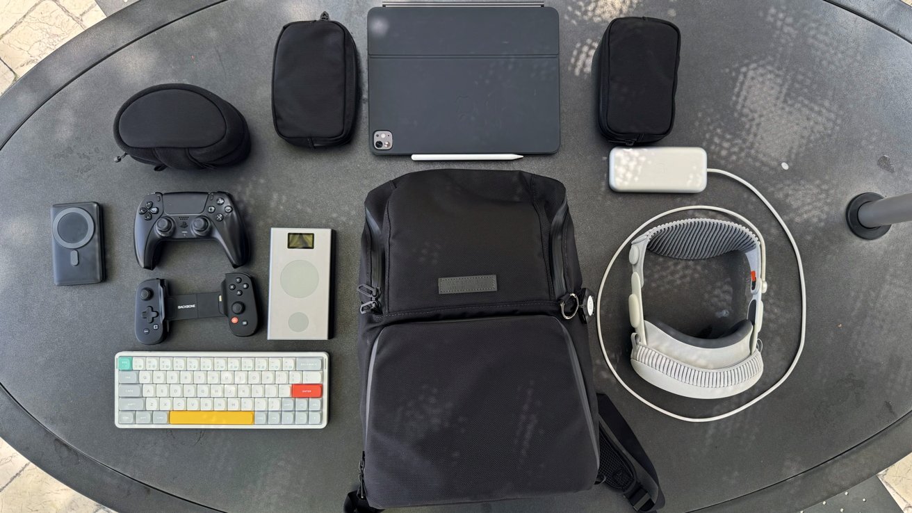 Apple Vision Pro, iPad Pro, клавиатура, контроллеры и сумки для аксессуаров вокруг рюкзака
