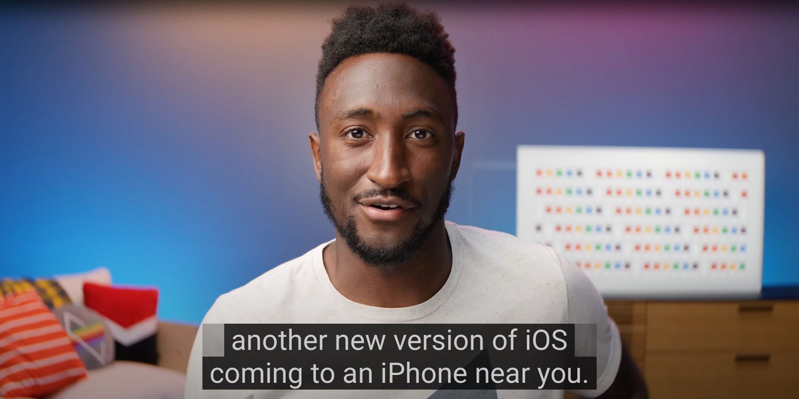 Apple использовала видео YouTube для обучения ИИ без согласия | Скриншот из видео MKVHD с субтитрами