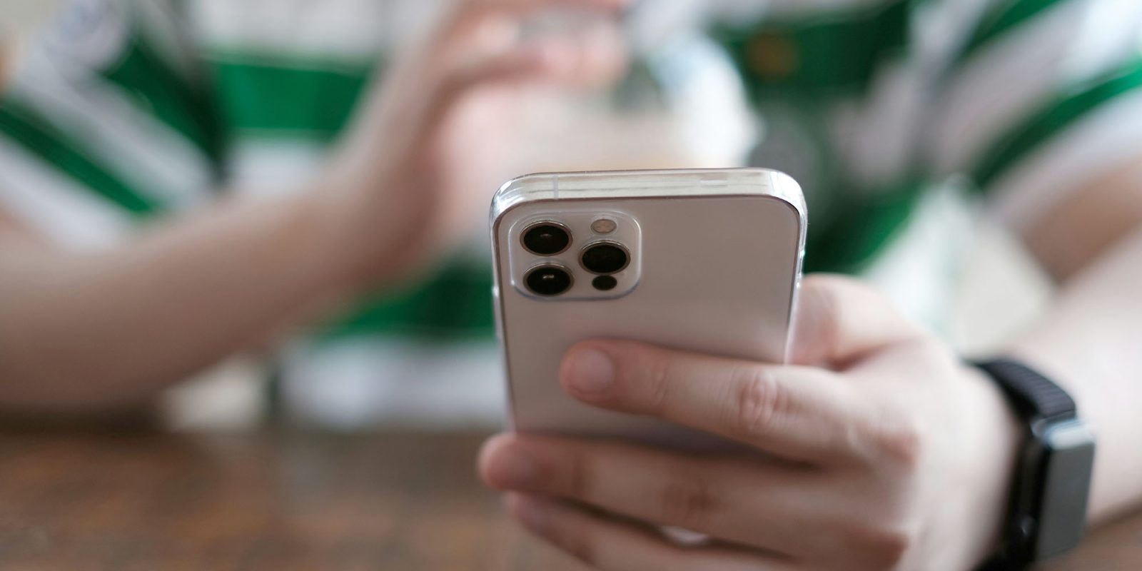 Остерегайтесь смишинговых текстов iCloud | Пользователь iPhone просматривает сообщение