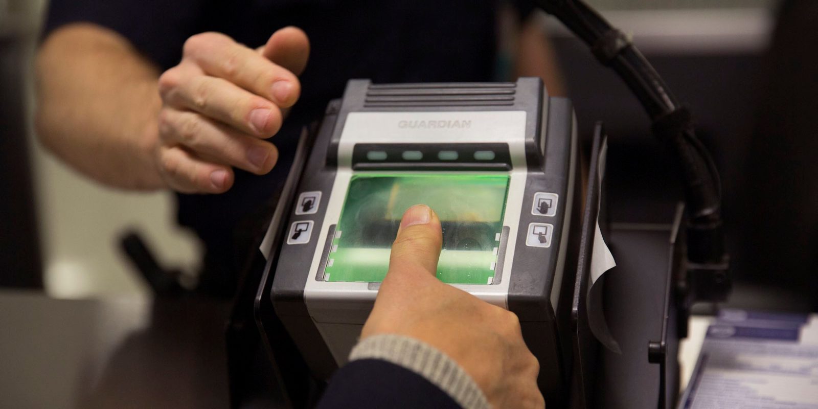 Пограничники не могут обыскивать смартфоны без ордера | Агент CBP снимает отпечатки пальцев
