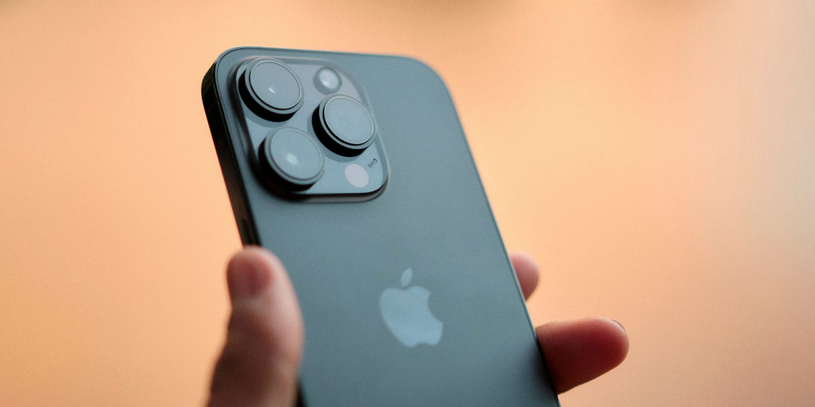 Разблокируйте свой iPhone | Рука держит iPhone на закате