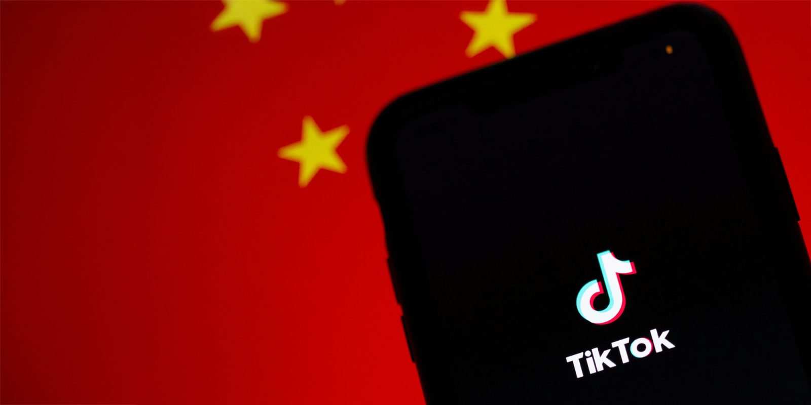 TikTok собрал конфиденциальные данные пользователей | Приложение показано на фоне китайского флага