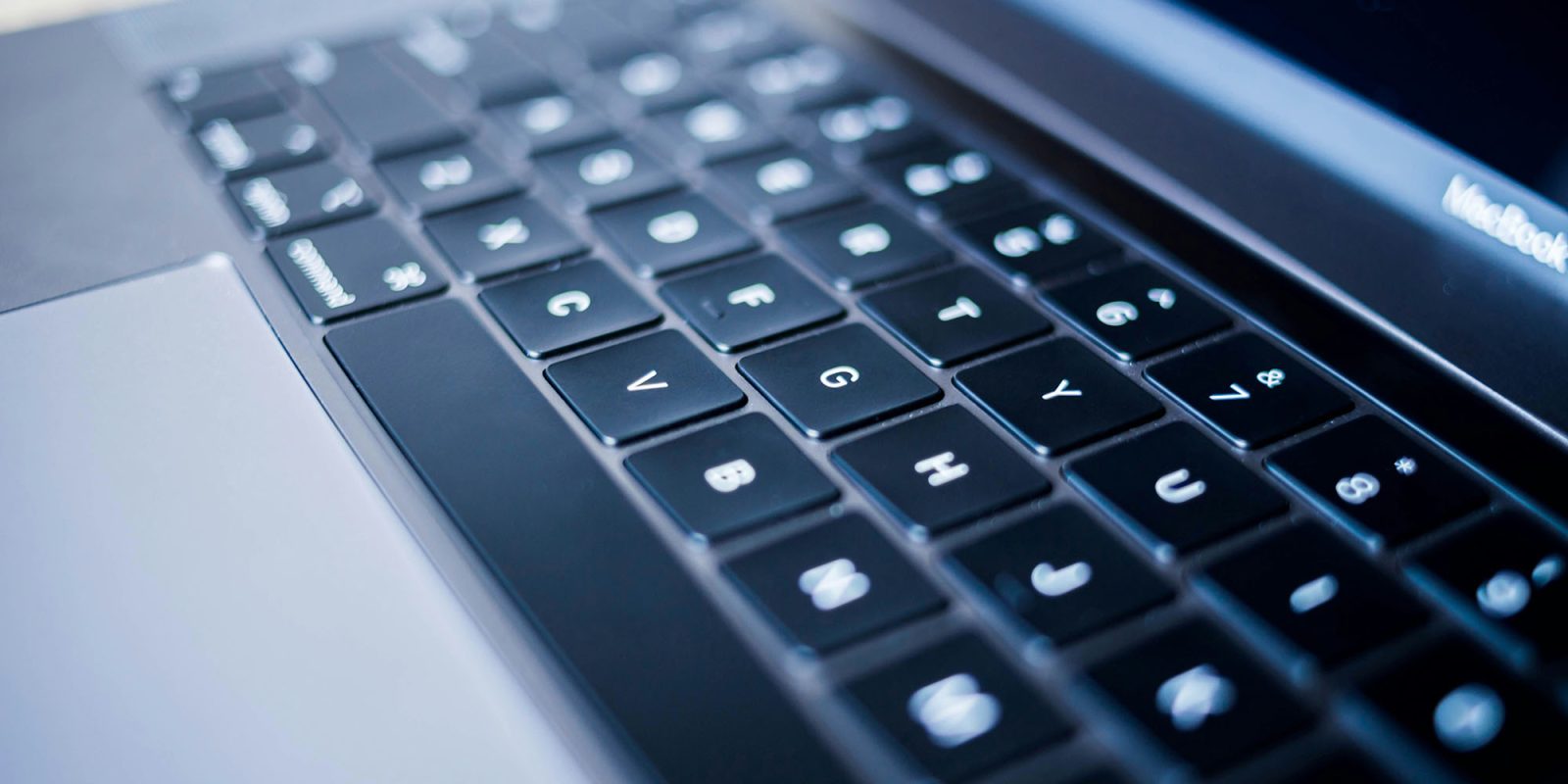 Уязвимость ключа шифрования сигнала на Mac | Крупный план клавиатуры MacBook Pro