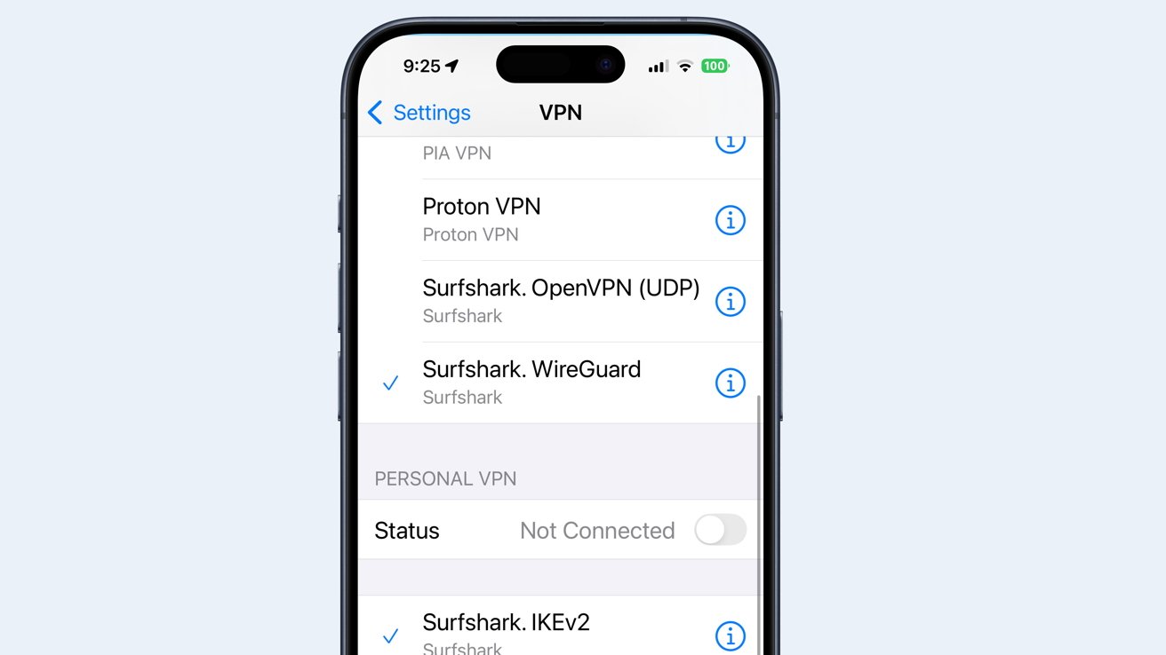 Экран iPhone, на котором показаны настройки VPN с такими параметрами, как Proton VPN, Surfshark OpenVPN, Surfshark WireGuard, и статусом «не подключено».