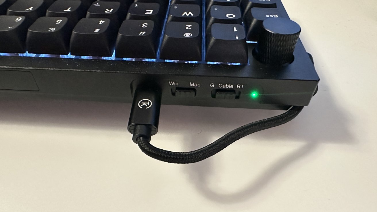 Обзор Keychron Q15 Max — переключатели на задней панели для выбора ОС и подключения.