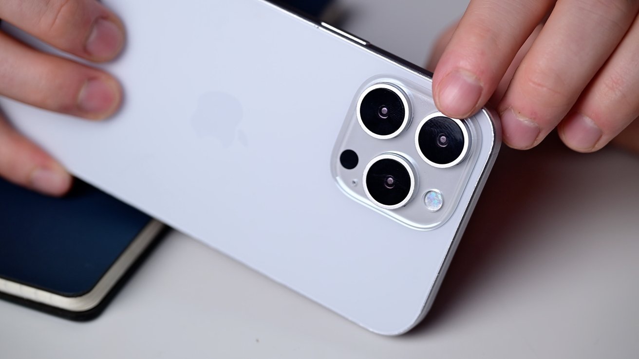 Крупный план макета iPhone 16 Pro Max