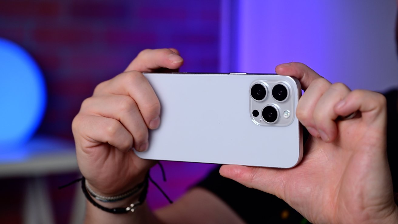 Держать макет iPhone 16 Pro Max в горизонтальном положении