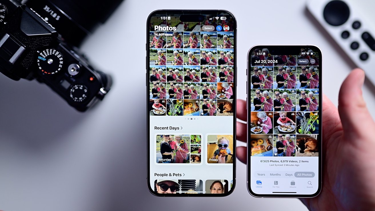 Вид библиотеки на iOS 17 по сравнению со вторым iPhone под управлением iOS 18 и новым приложением «Фото» рядом друг с другом