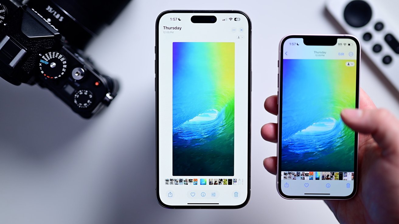 Фотография обоев с синей и зеленой волной на двух iPhone, один с новым интерфейсом вставки против старого интерфейса с полосами на верхней и нижней части экрана