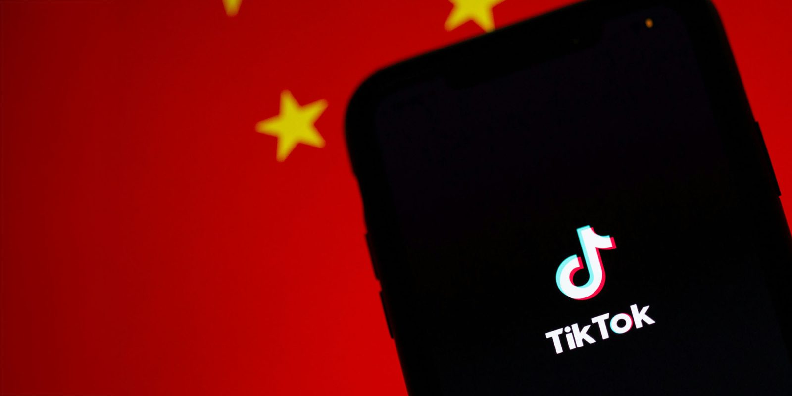 Запрет TikTok – ByteDance утверждает, что приложение запущено и контролируется в США | Приложение на смартфоне на фоне китайского флага