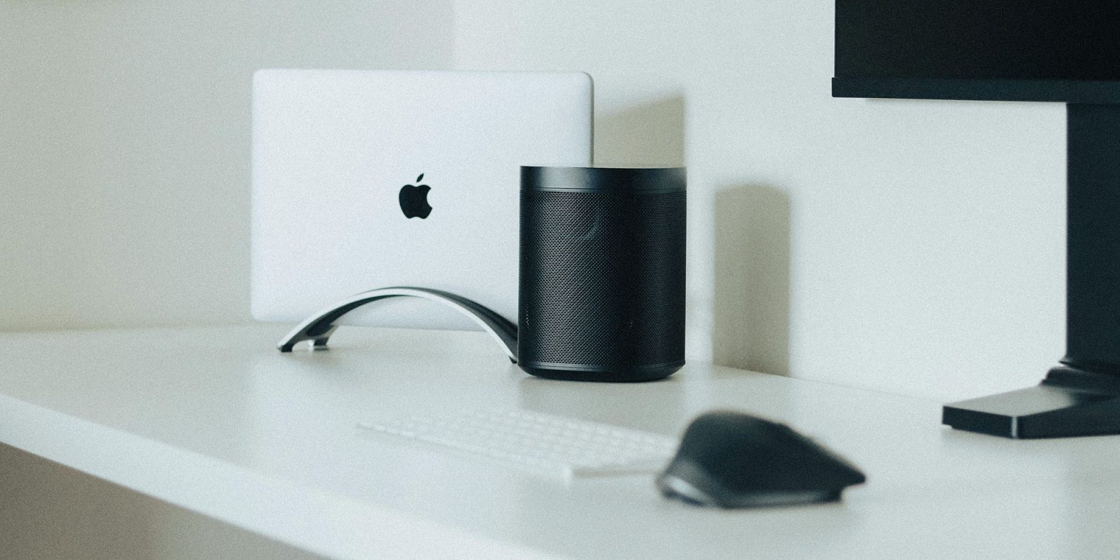 Старое приложение Sonos не может быть возвращено | Колонка Sonos на столе с MacBook