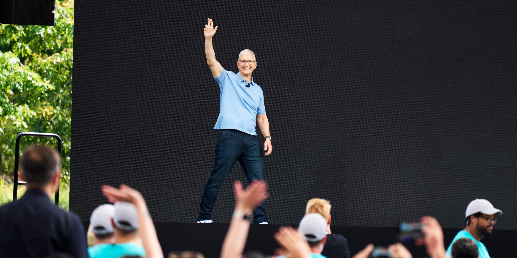 Тим Кук на сцене Apple Park